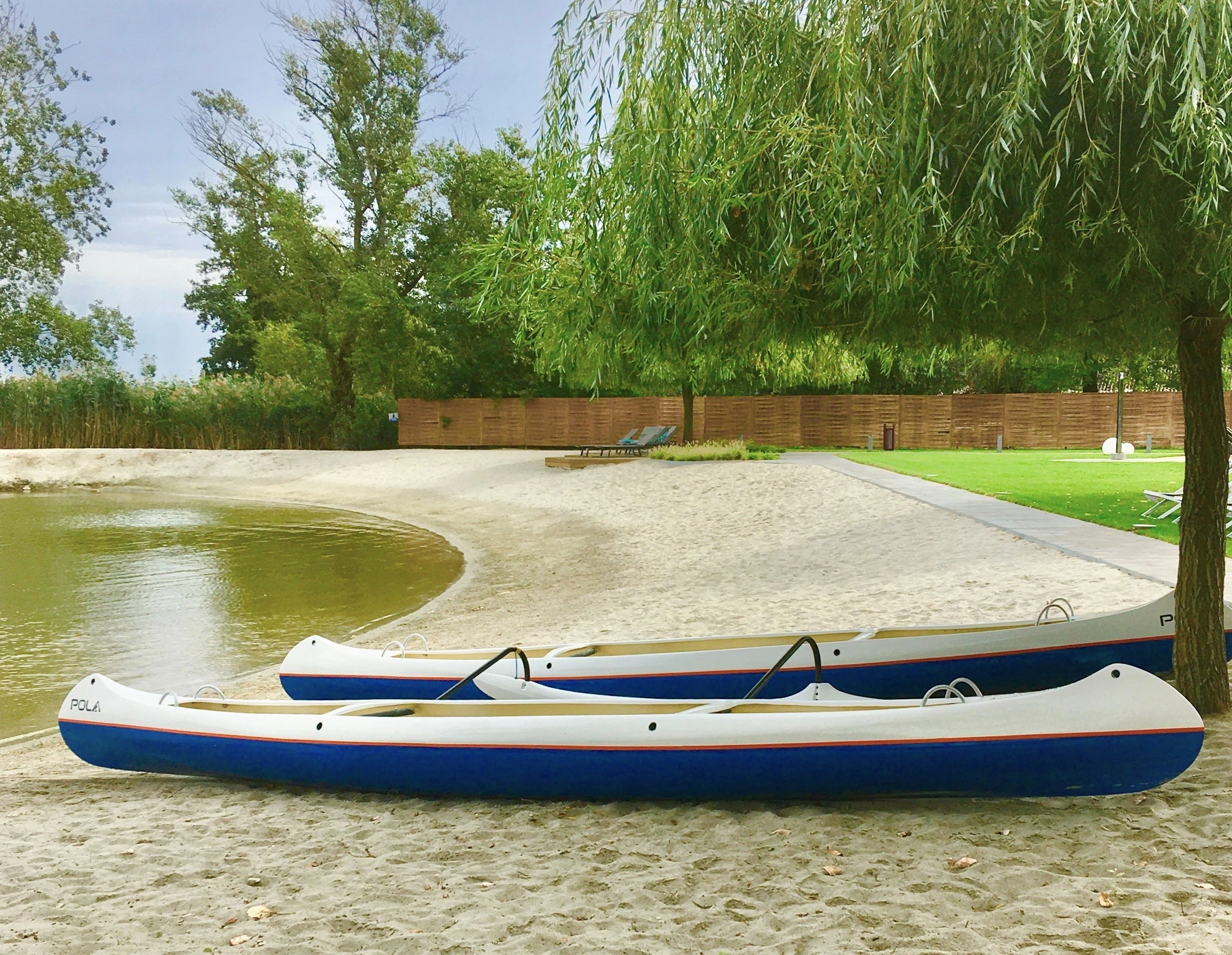 Kenu csónak a&nbsp;Duna-parton