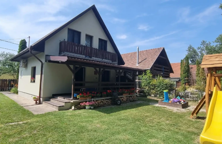 Családi ház kerttel és játszótérrel