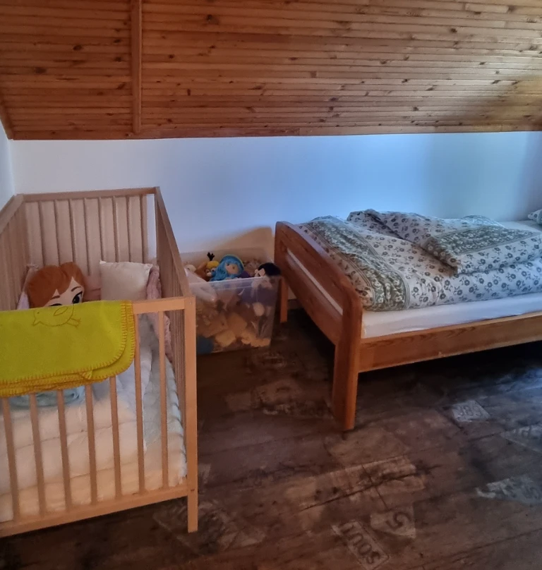 Hálószoba rácsosággyal