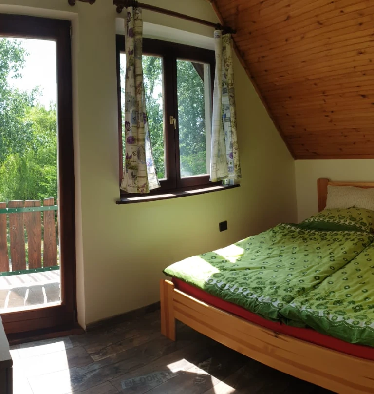 Hálószoba ablakkal és terasszal